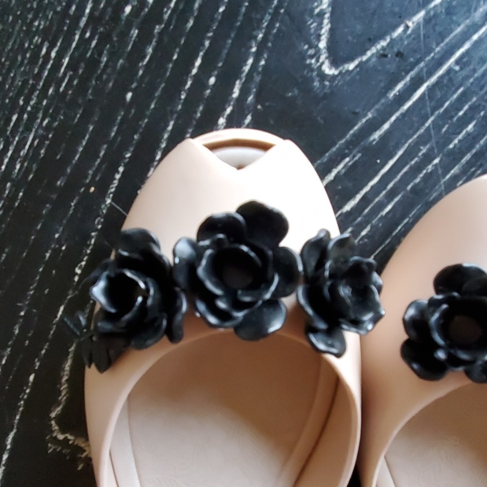 Melissa shoes beige and black very cute. - Picture 5 of 8